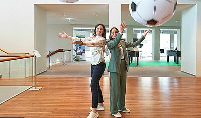 F24_Mitarbeiterinnen mit grossen Baellen