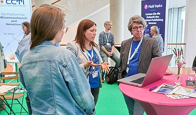 F24_tekom Markplatz_Teilnehmer:innen im Gespraech